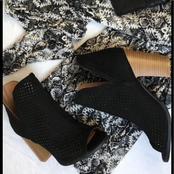 🛍🎉🆕BLK sueded peep toe stacked heels - Picture 2 of 4